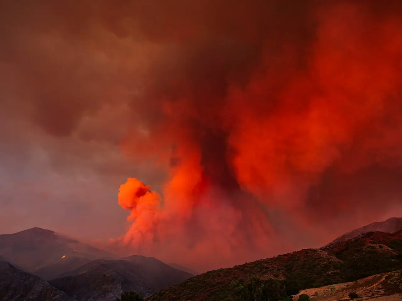 Terra Flamma: o fotógrafo que usa incêndios como luz