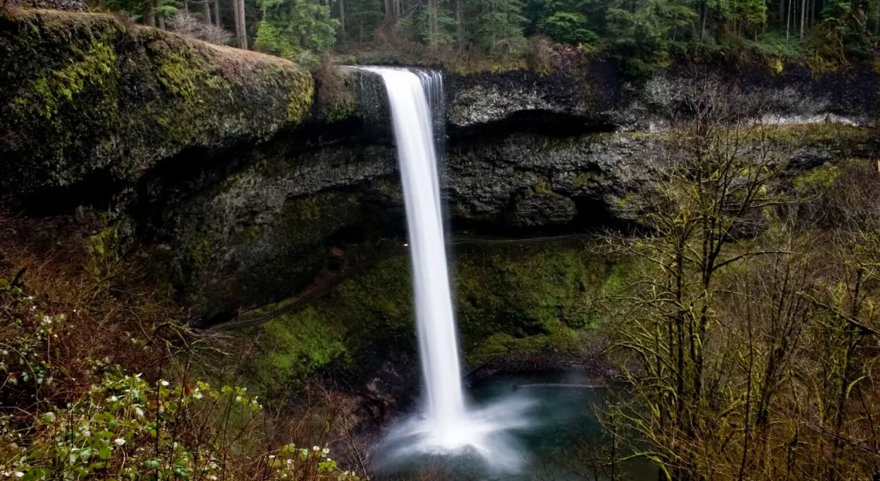 Turista morre em queda ao fotografar-se em cascata de 54m