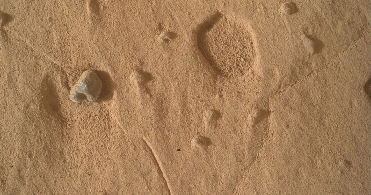 Curiosity Fotografa 'Pegada' Misteriosa na Superfície de Marte