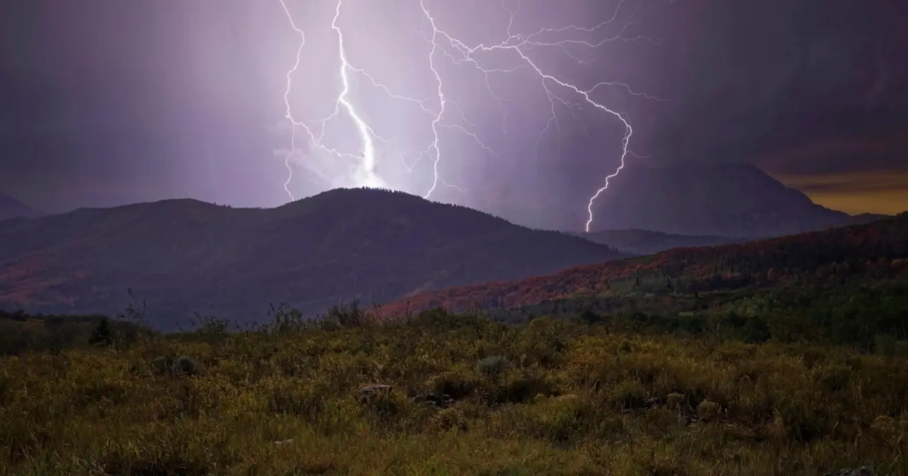 Fotógrafo Capta Raio a Atingir Montanha em Tempestade Fatal