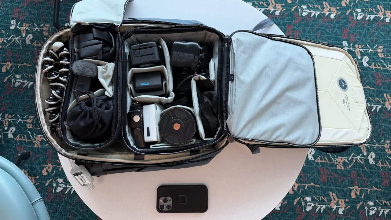 Equipamento de viagem de um crítico profissional de câmaras